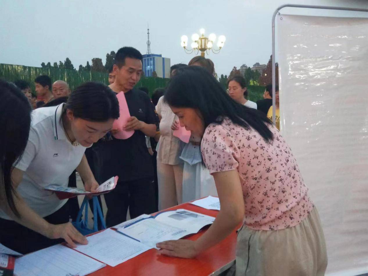 河北威县:人才夜市搭建就业平台